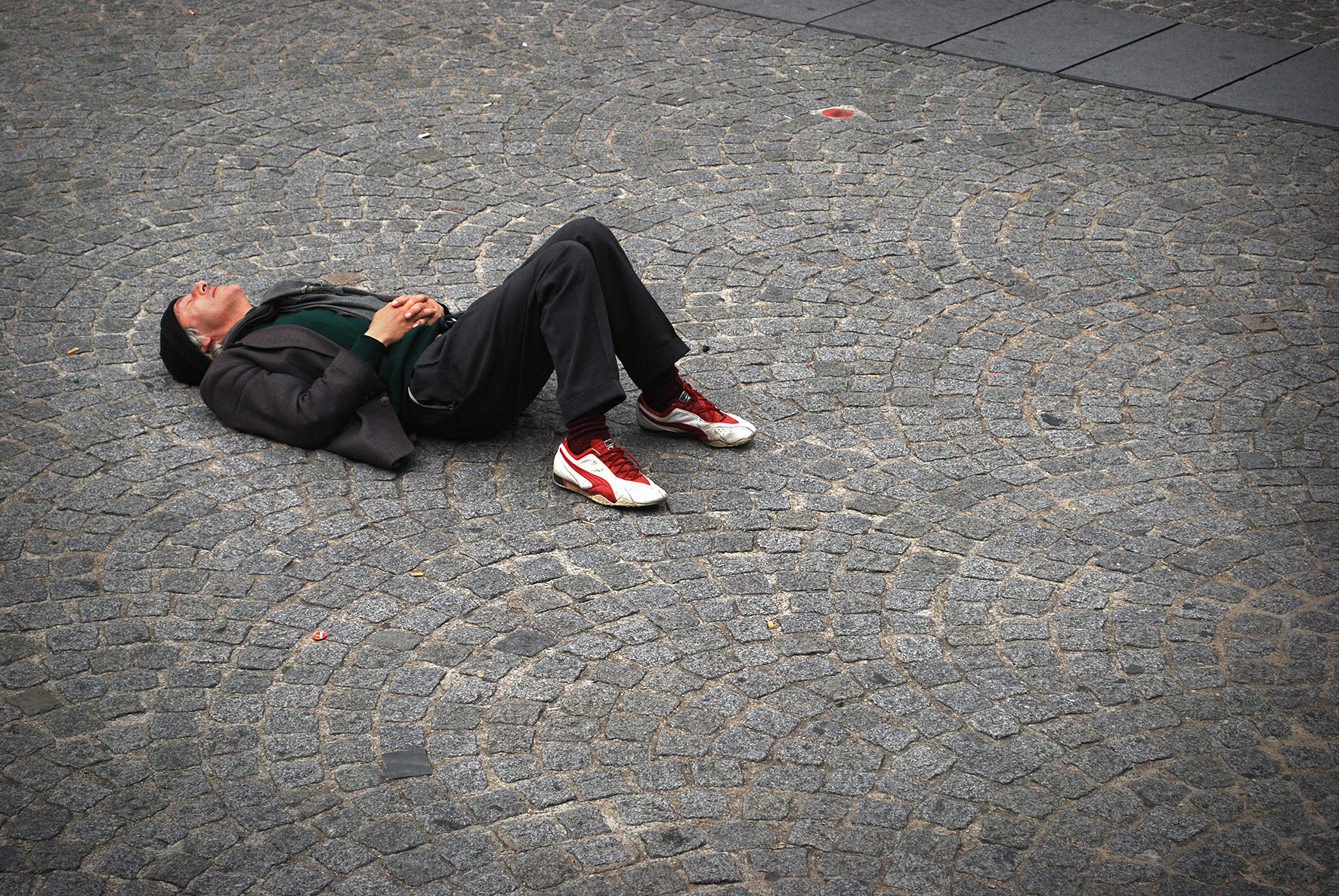 Hombre acostado en una calle de París