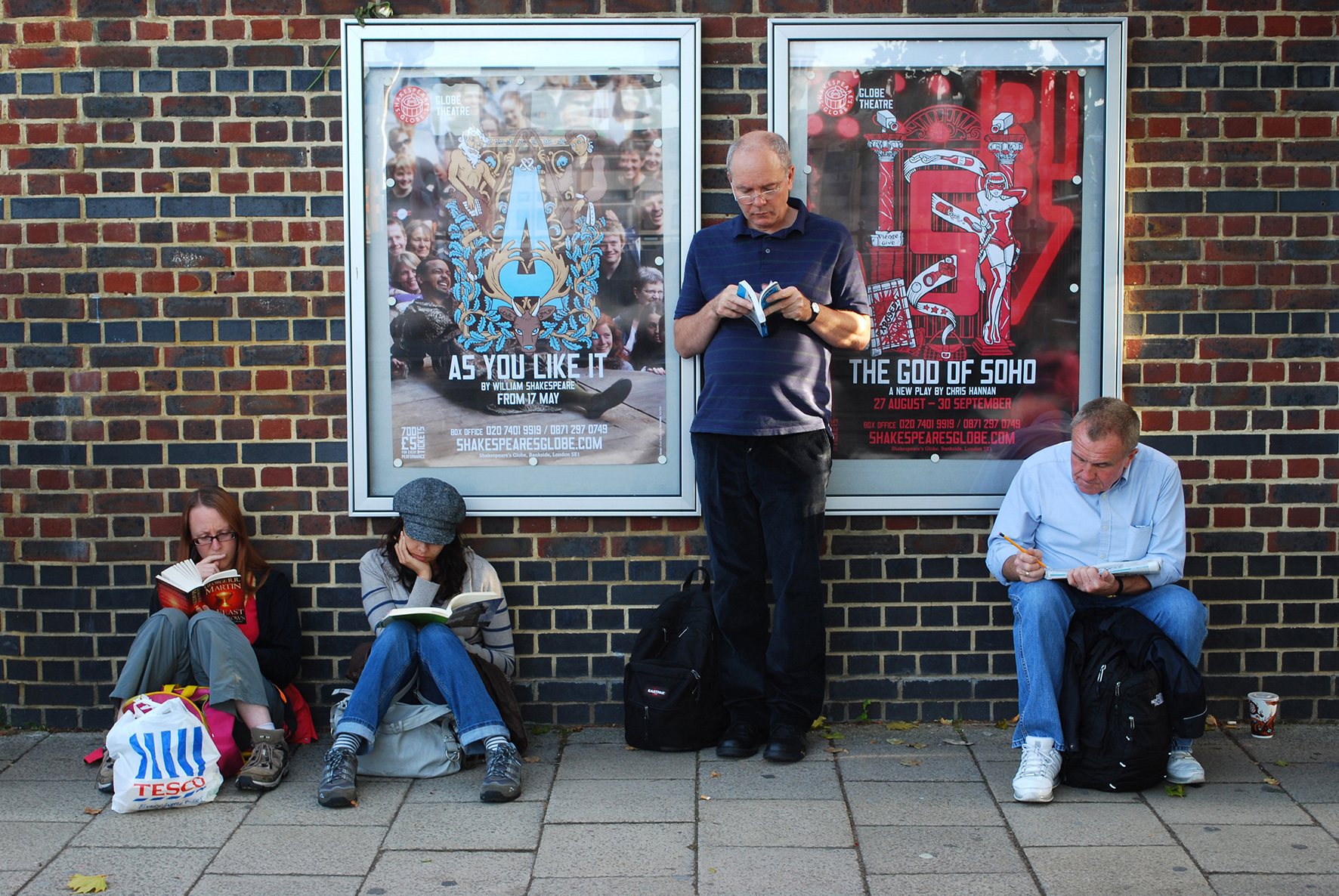 Foto personas leyendo en Londres