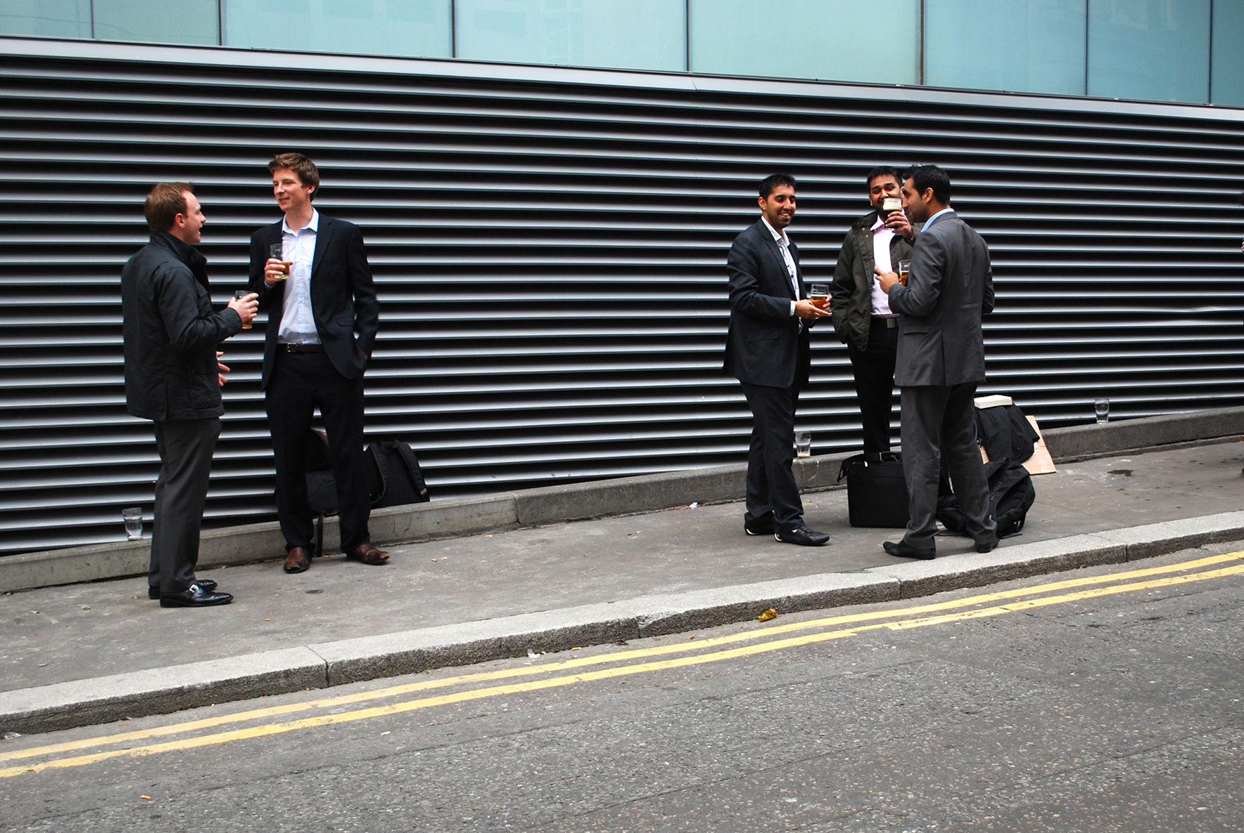 Foto de grupo de gente en un after office en Londres